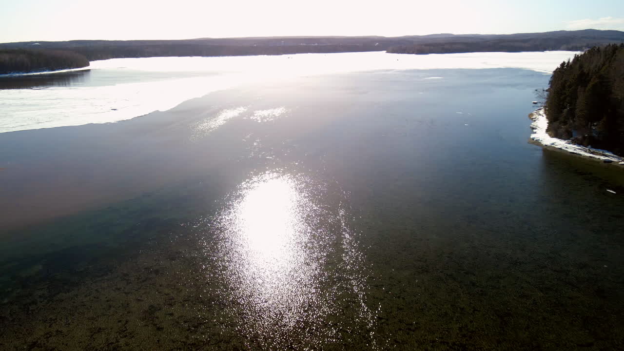 챈들러, 퀘벡, 캐나다에 눈이 겨울에 바다 위의 드론 비행
