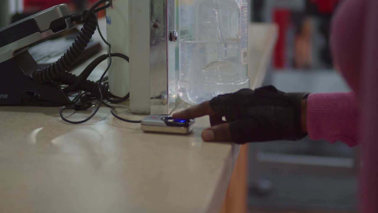 en equipo deportivo, una mujer está haciendo ejercicio en el gimnasio