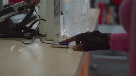 en equipo deportivo, una mujer está haciendo ejercicio en el gimnasio
