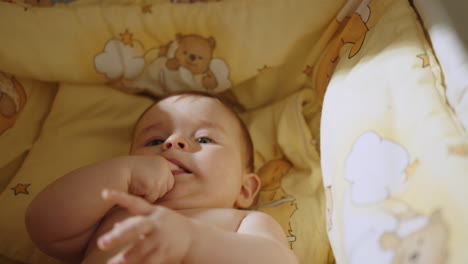 bebé tendido en una cuna