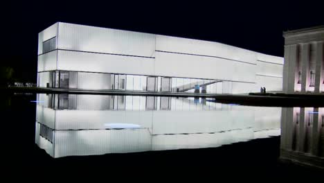 un edificio moderno está iluminado y brilla desde el interior