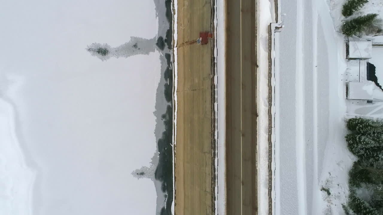 muro de presa en invierno, drone aéreo