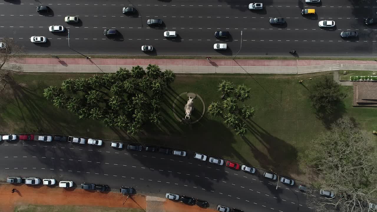 tomada aérea de una avenida en la ciudad de buenos aires, argentina, durante el día con tráfico fluido