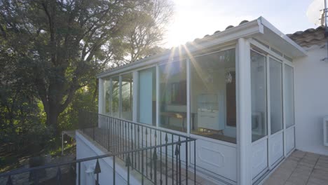 Toma-En-órbita-Lenta-De-Una-Pequeña-Terraza-Acristalada-En-Una-Remota-Villa-Francesa