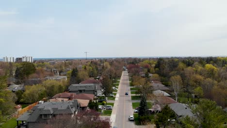 Drone-Volando-Sobre-Una-Calle-En-Un-Barrio-De-Mississauga