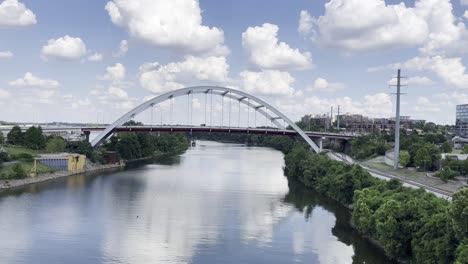 vista de un puente en nashville en un hermoso día