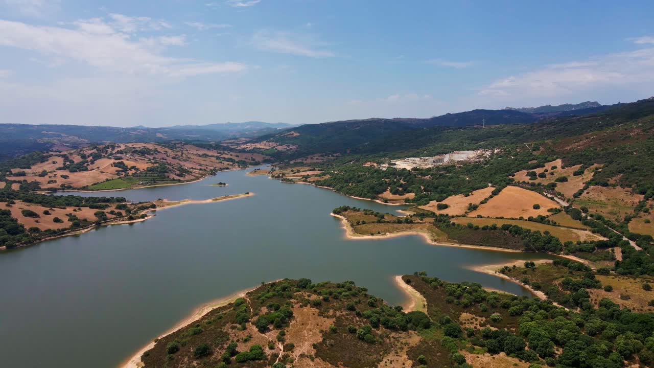 Volando sopra il Lago della Liscia in Sardegna, Italia.