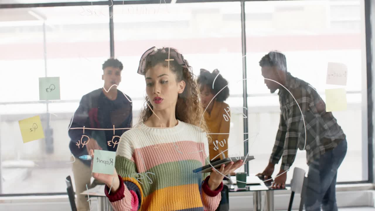 diversas personas de negocios ocupadas discutiendo el trabajo en una reunión con una pared de vidrio en la oficina en cámara lenta