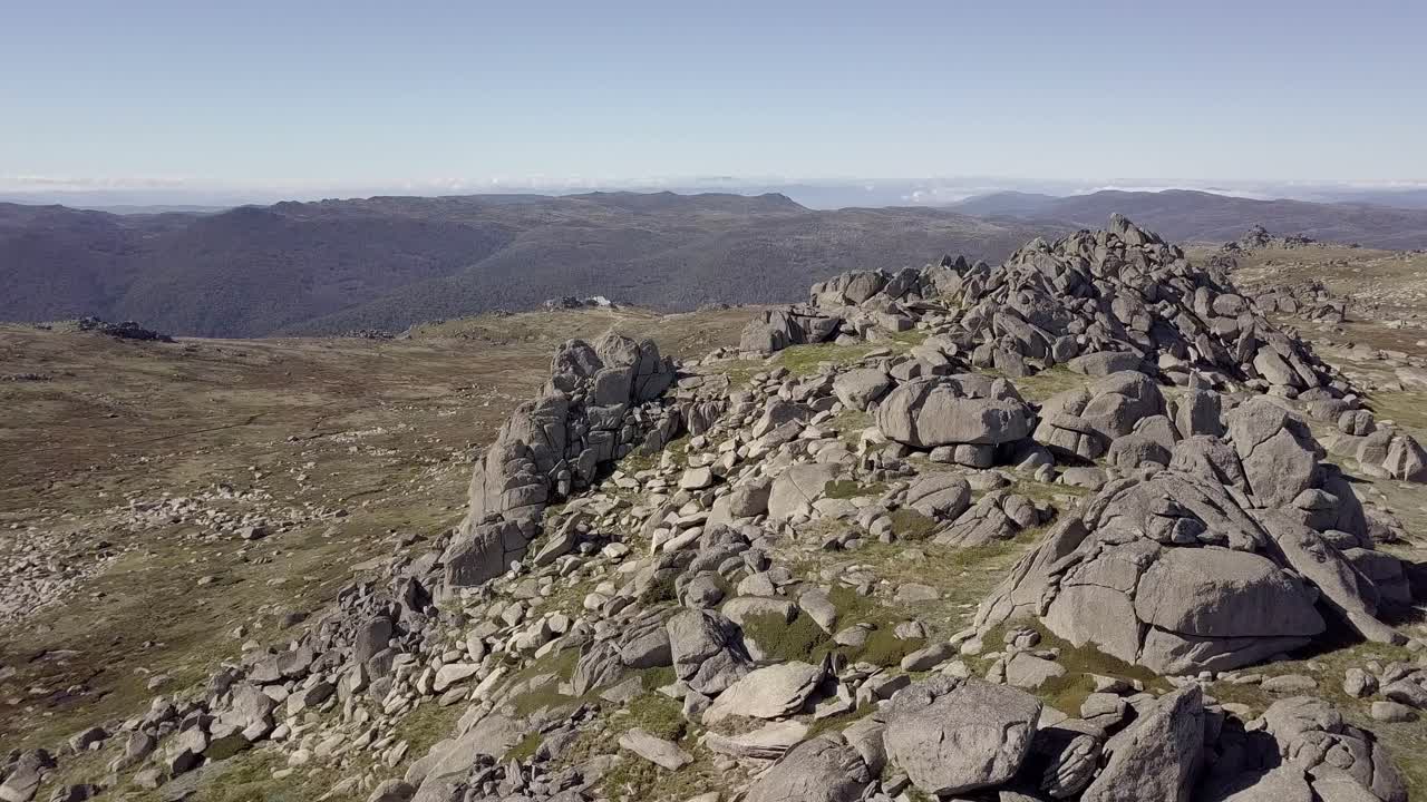 toma aérea de una montaña rocosa en el monte kosciuszko australia
