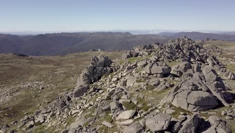 Toma-Aérea-De-Una-Montaña-Rocosa-En-El-Monte-Kosciuszko-Australia