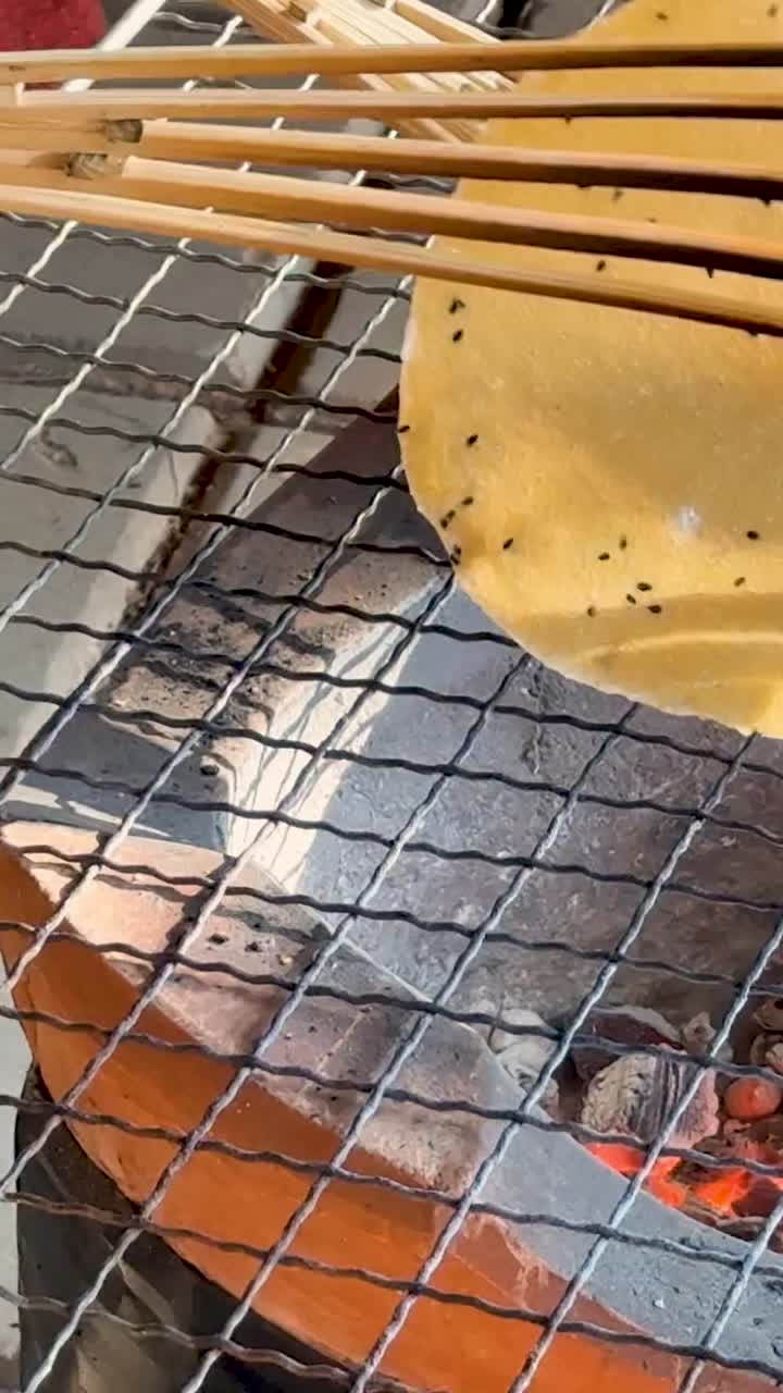 석탄 그릴 에서 조리 되는  크래커