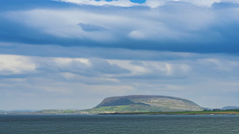 Zeitraffer-Des-Knocknarea-Hügels-Mit-Sich-Bewegenden-Wolken-In-Der-Ferne,-Gesehen-Von-Augris-Head-In-Der-Grafschaft-Sligo-Auf-Dem-Wild-Atlantic-Way-In-Irland