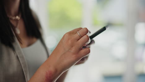 mujer usando un teléfono inteligente