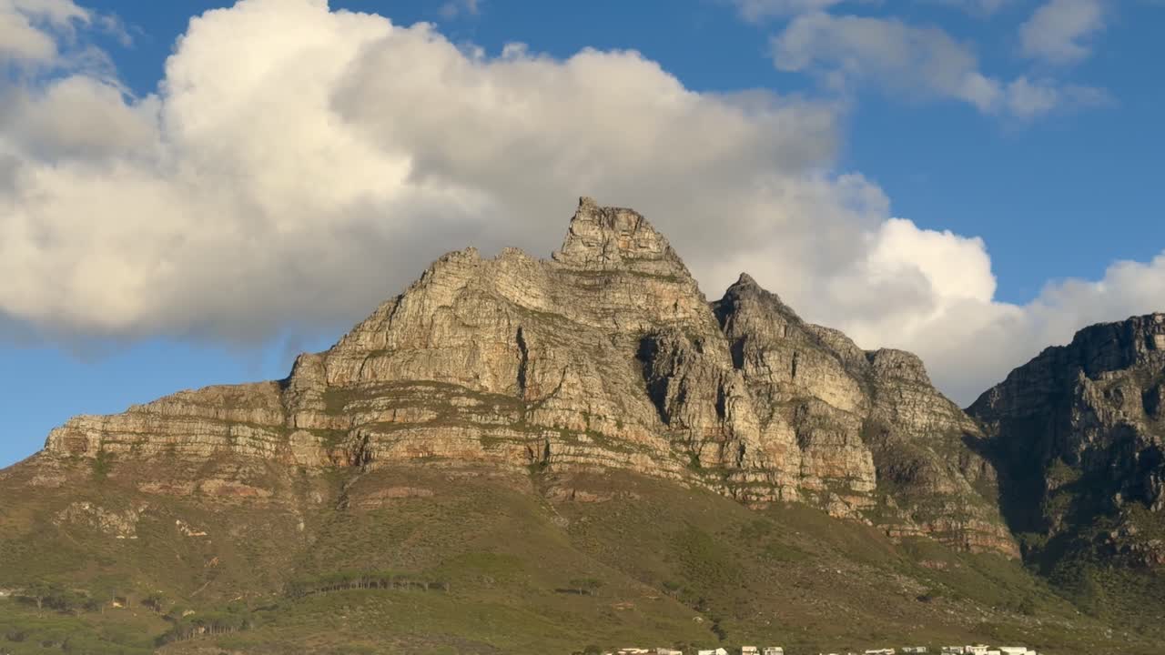 Table Mountain, Città del Capo, vista da Camps Bay nel tardo pomeriggio sotto il sole estivo.