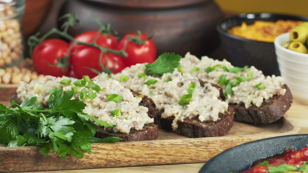 cocina israelí. forshmak en pan de centeno negro decorado con perejil en primer plano. plato nacional de arenque judío, cultura de oriente medio. bocadillo tradicional vorschmack hecho de filete de pescado