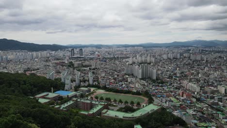 toma aérea de drones volando sobre la ciudad de daejeon en corea del sur