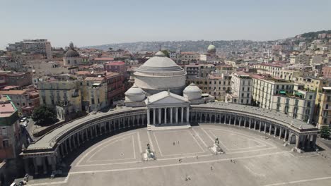 vista aérea alrededor de la basílica reale pontificia san francesco da paola, en la soleada nápoles, italia - órbita, disparo de drones
