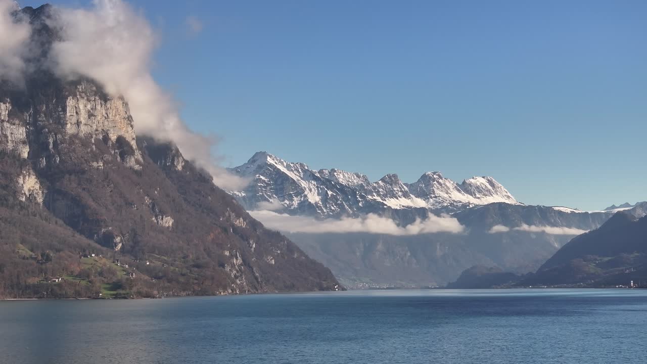 Paesaggio montano delle Alpi svizzere con lago