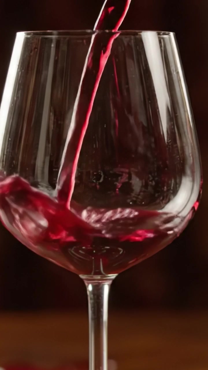 Elegante bicchiere di vino: la trasformazione da vuoto a riempito con vino rosso in un'ambientazione senza tempo, che cattura l'essenza del piacere culinario e dell'attrattiva estetica.