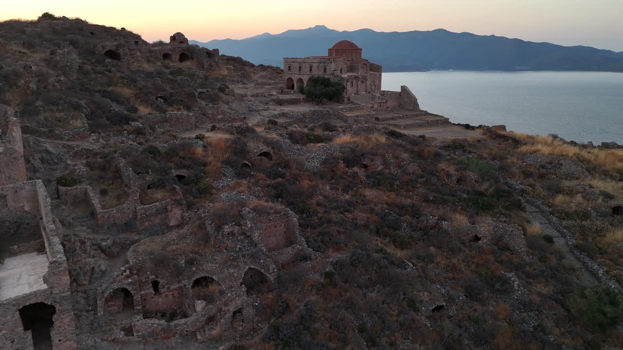 Peloponneso, Monemvasia, vista aerea da dietro della chiesa di Agia Sofia durante il tramonto. Nessuna persona. Solo rovine, natura e mare