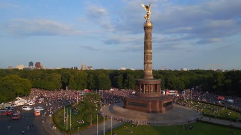 Camiones-De-Desfile-De-Amor,-Majestuosa-Vista-Aérea-Superior-Vuelo-2023-Ciudad-Berlín-Csd-Orgulloalemania-Columna-De-Victoria-De-La-Noche-De-Verano