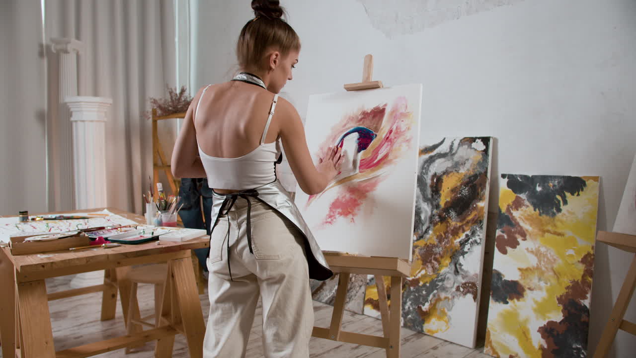 한 여성이 걸작을 만들고 있습니다.