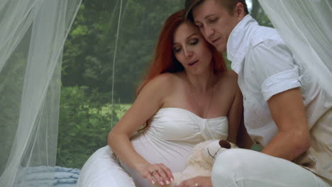 pareja romántica abrazada en decoraciones de boda en el parque. pareja de citas al aire libre