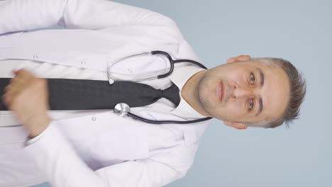 el video vertical del médico muestra el estornudo correcto.