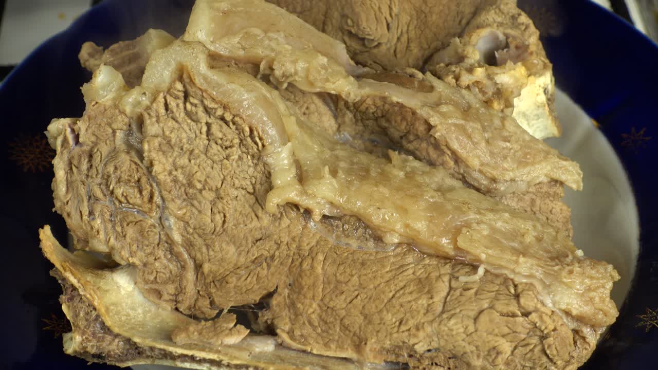 Manzo cotto. Pezzi di carne di manzo su un piatto. Riprese in cucina