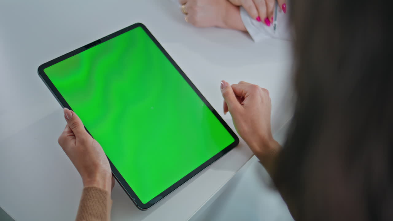 녹색 화면이 있는 태블릿