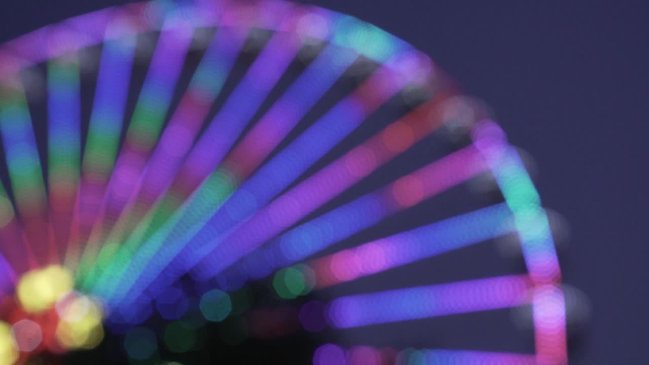 페리스 의 야간 전망. 밝은 다채로운 불빛.