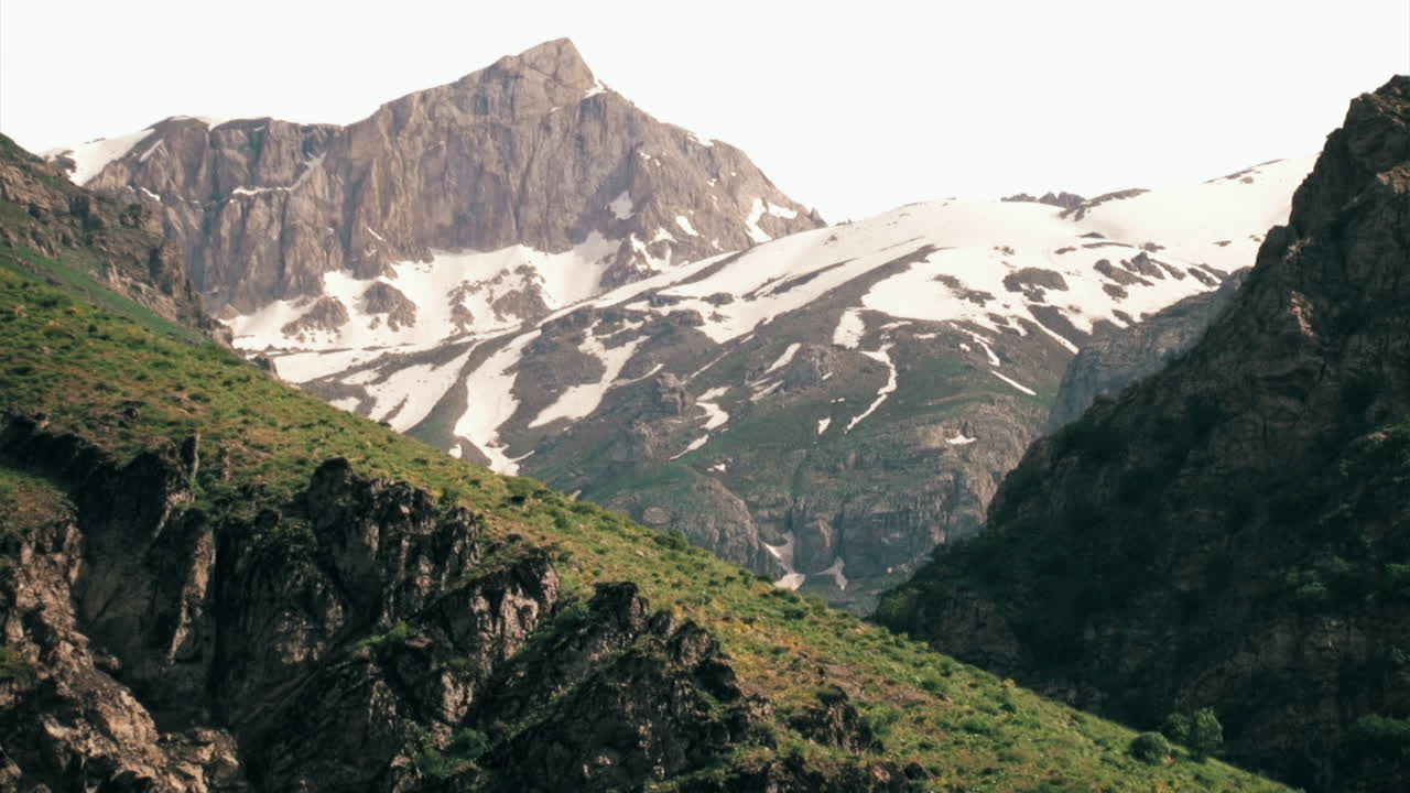 봄의 시작과 산 정상의 눈