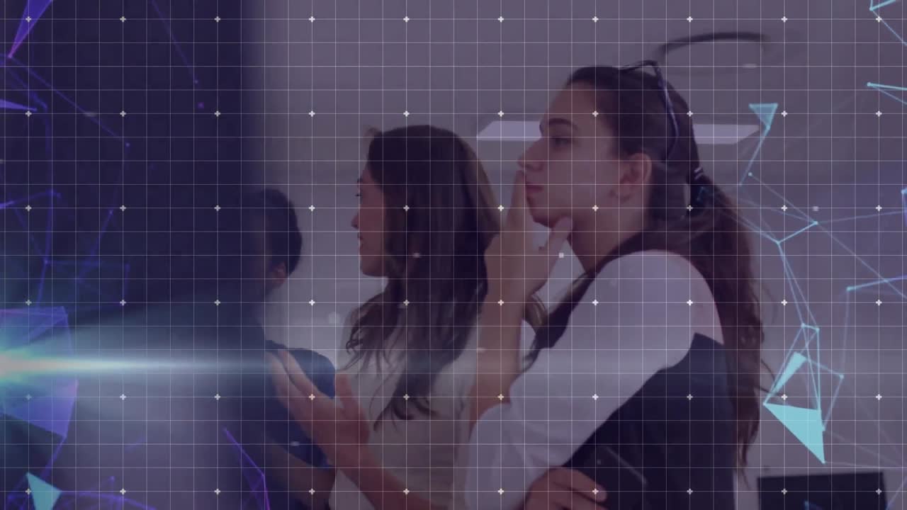 네트워크 및 데이터 프로세싱의 애니메이션 세 명의 다양한 사업가 여성이 사무실에서 이야기합니다.