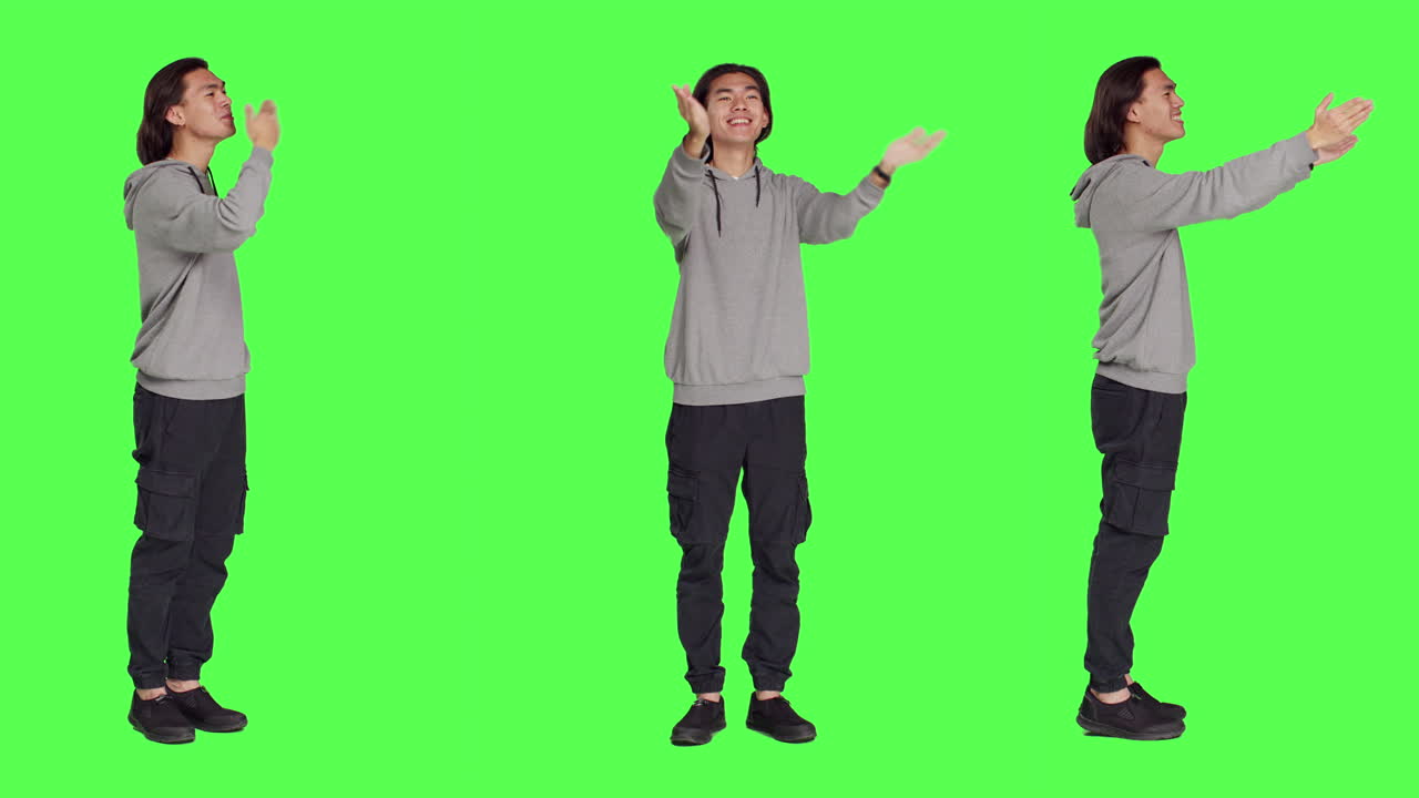 카메라에 공기 키스를 보내는 아시아 남자