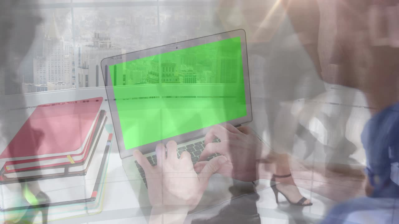 animación de un hombre usando una computadora portátil con pantalla verde sobre pasajeros acelerados caminando en un edificio moderno