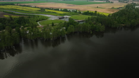 Parque-Estatal-Del-Lago-Reelfoot,-Que-Muestra-Bosques-Frondosos-Y-Aguas-Tranquilas,-Vista-Aérea