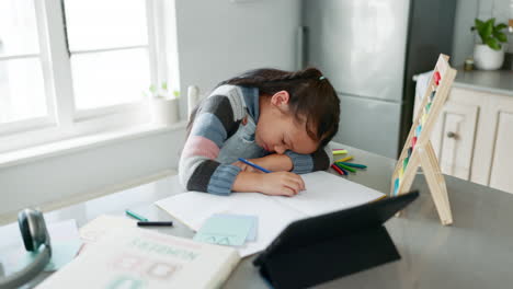 Escuela-En-Casa,-Sueño-Y-Niño-Cansado-Con-Tableta