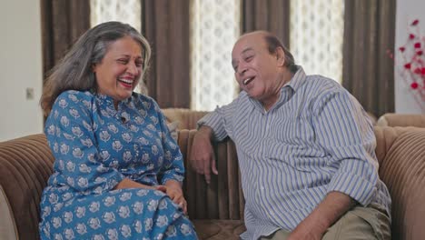 Glückliches-Altes-Indisches-Paar,-Das-Lacht-Und-Redet