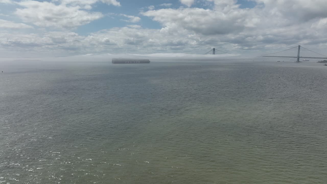 una vista aérea de la bahía de gravesend en brooklyn, ny en un día soleado con cielos azules y nubes