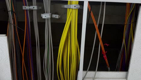 fotografía de abajo hacia arriba que muestra el cableado de red moderno en el techo de una empresa moderna, dolly de cerca