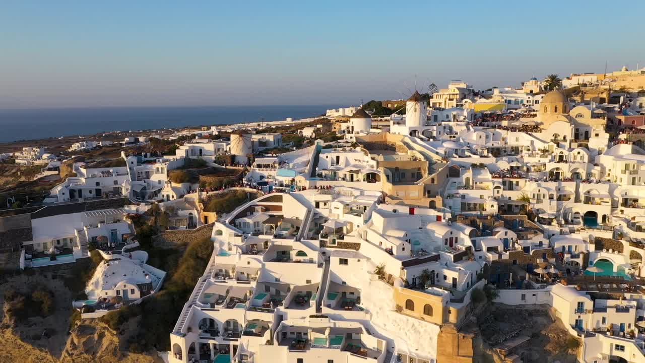 increíble puesta de sol sobre santorini, ciudad de oia, islas cicládicas, grecia