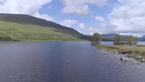 Low-aerial-push-in-shot-above-Loch-Ossian,-Rannoch-Moor