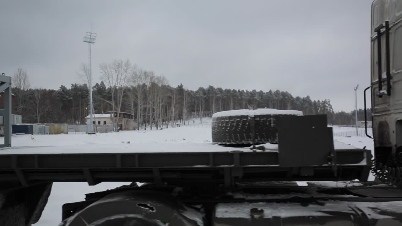 눈 인 풍경 에서 금속 트레일러 를 가진 트럭