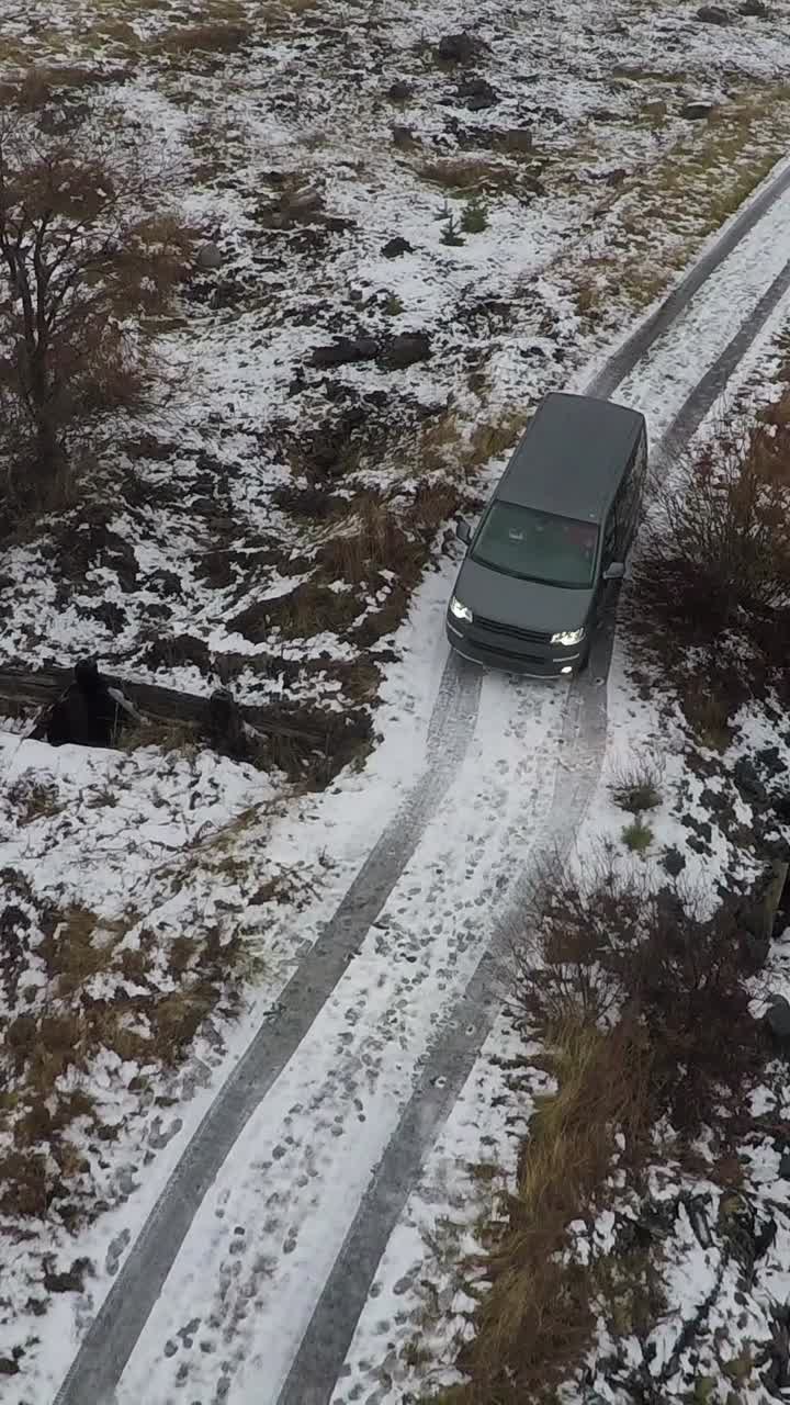 coche conduciendo por una carretera nevada
