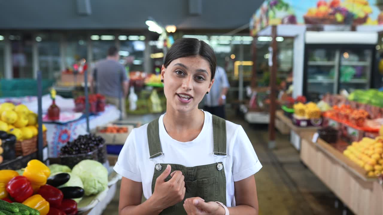 mujer hablando en un mercado de agricultores