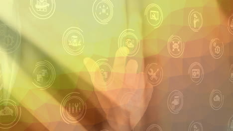 múltiples iconos digitales flotando contra la mano tocando la pantalla invisible contra el fondo de gradiente
