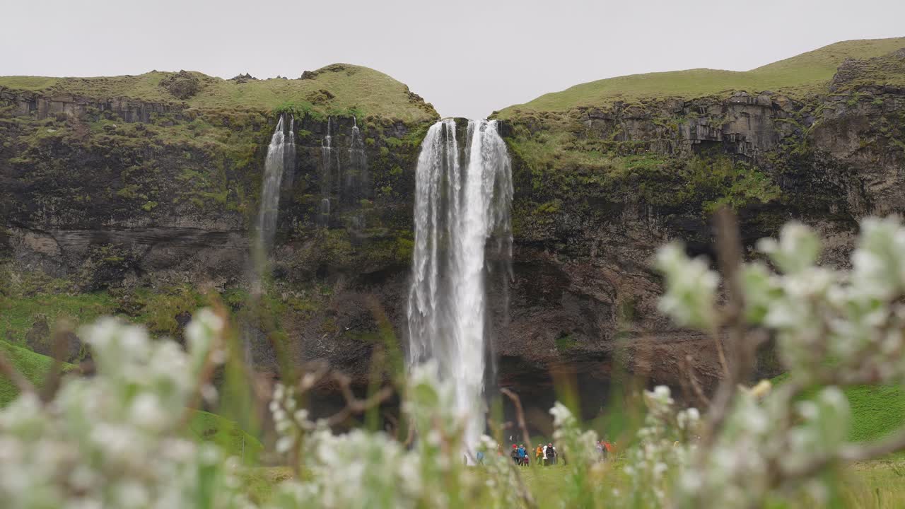 una magnífica cascada que se filtra a través de formaciones rocosas en el sur de islandia