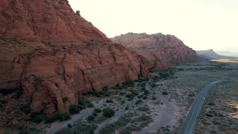 La-Carretera-Recorre-Las-Montañas-Rojas-Del-Parque-Estatal-Snow-Canyon,-Utah