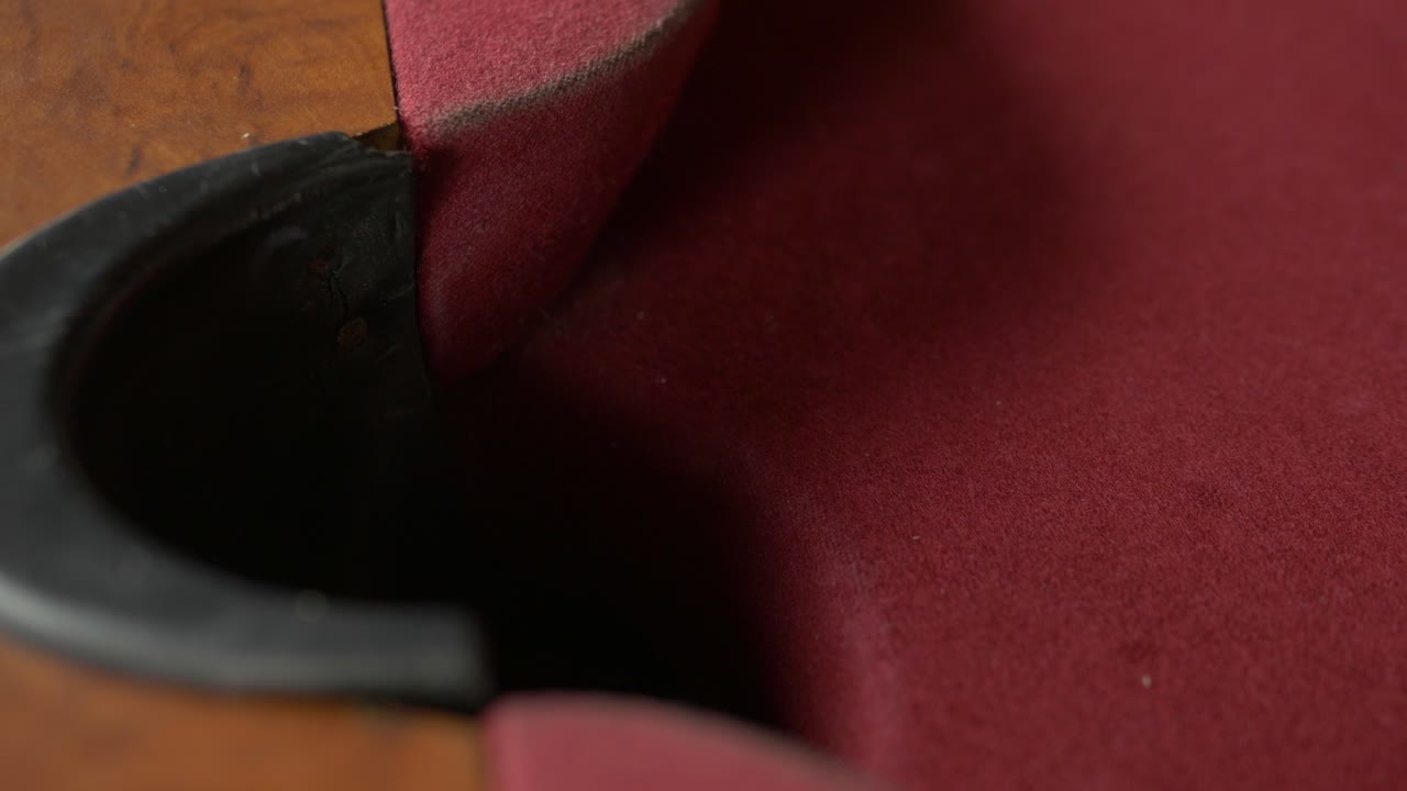 бильярдный шар опускается в лузу