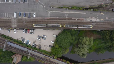 Overhead-Drohnen-Tracking-Zug,-Der-Durch-Die-Castlefield-Kanäle-Fährt